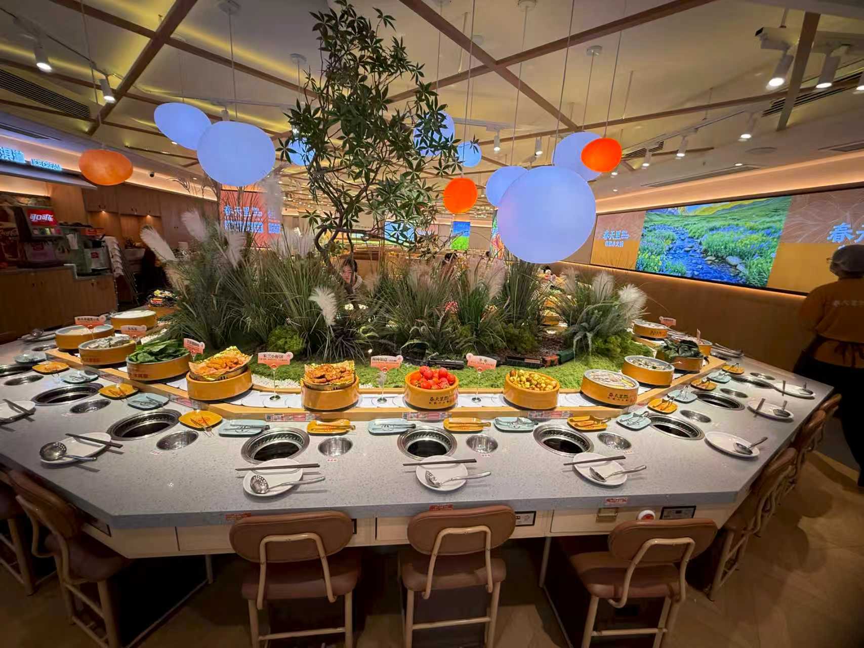 造景款旋轉(zhuǎn)火鍋設(shè)備